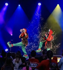 Elfy grające w Zostań elfem Mikołaja