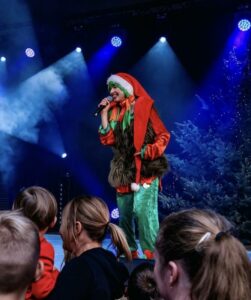 Elf grający w Zostań elfem Mikołaja