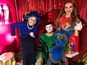 Aktorzy grający w przedstawieniu