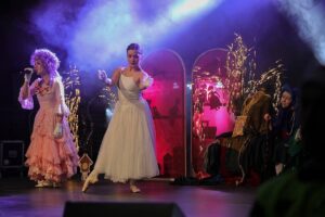 Baletnica występująca w Marzenoi pod choinkę