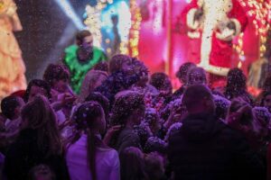 Dzieci bawiące się w sztucznym śniegu