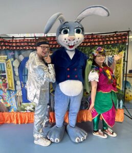 Wielkanocny zając i aktorzy