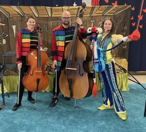 Muzycy z przedstawienia o Smykosmyczkowskich