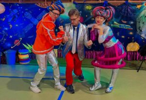 Aktorzy na baliku karnawałowym o tematyce kosmicznej