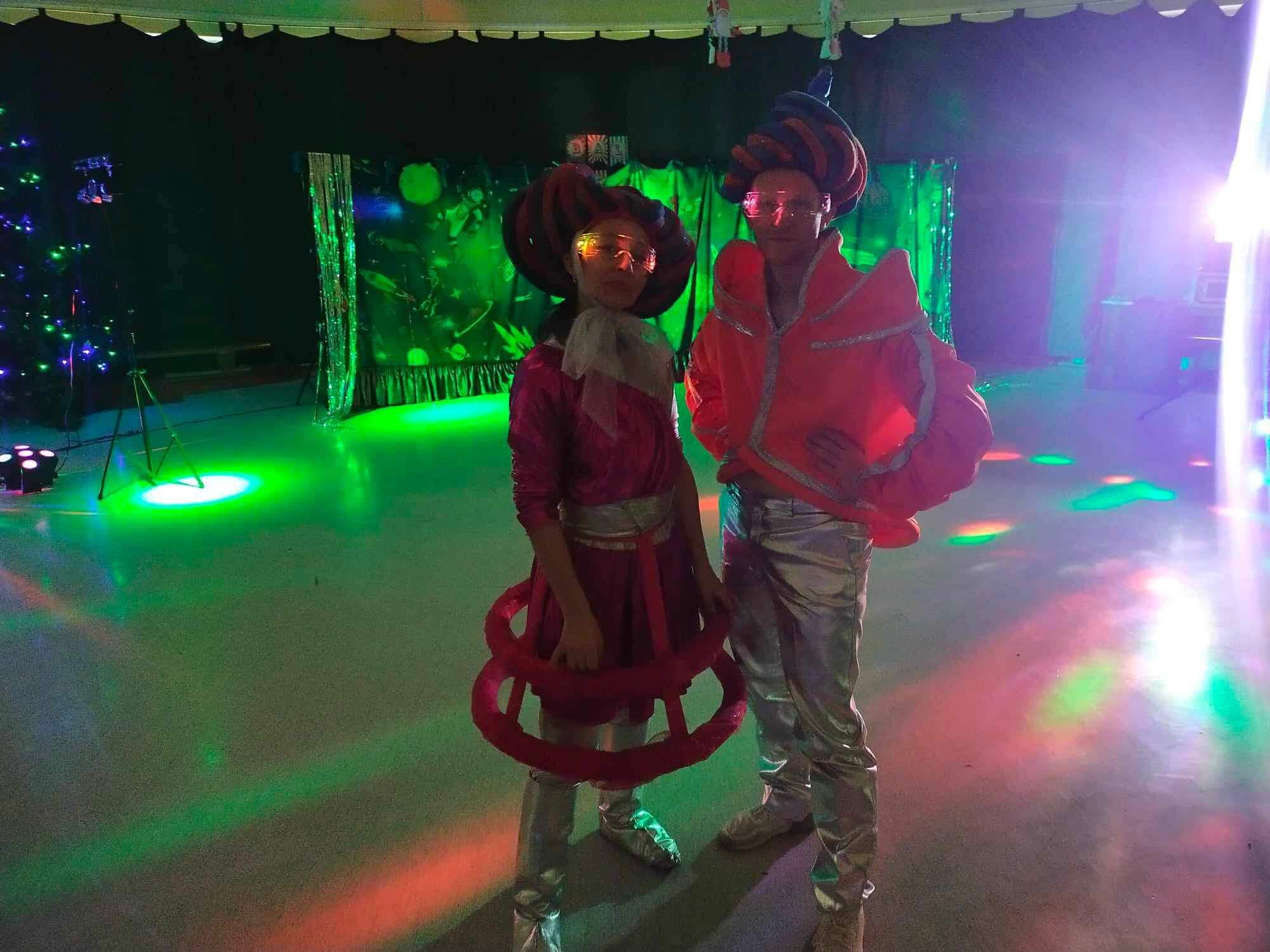 Aktorzy na baliku karnawałowym o tematyce kosmicznej