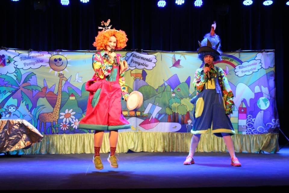 Aktorzy występują podczas baliku karnawałowego