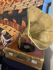 Rekwizyt ze spektaklu Dźwięki starego patefonu