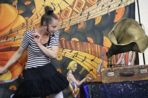 Artystka podczas spektaklu Dźwięki starego patefonu