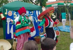 Aktorzy na festynie pt. Los Vitaminos