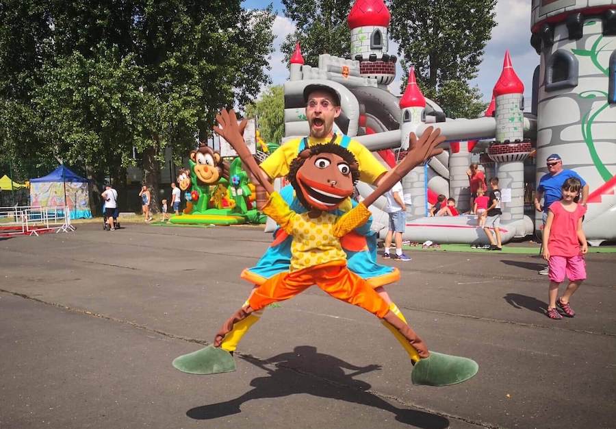 festyny Artysta z maskotką na festynie
