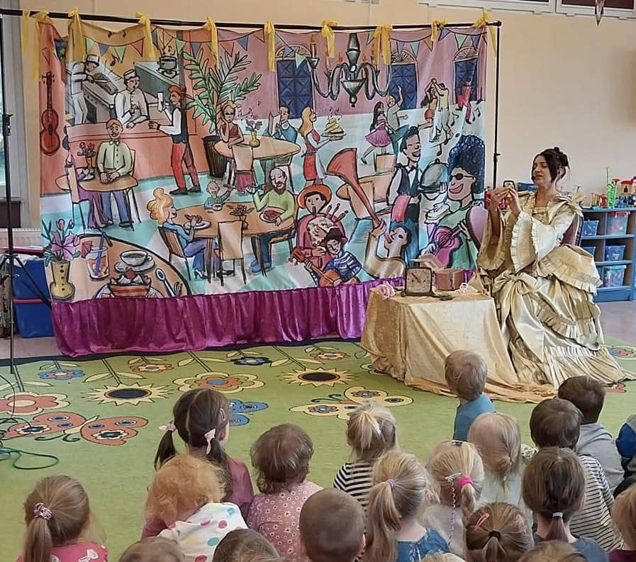 Aktorka występująca przed dziećmi w przedszkolu
