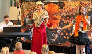 Solistka podczas występu w przedszkolu