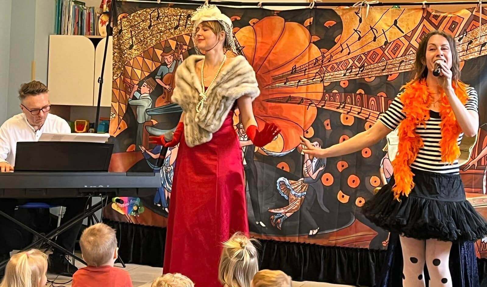 Solistka podczas występu w przedszkolu