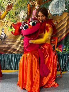 Artystka w przedstawieniu Rozśpiewane dźwiękowiersze