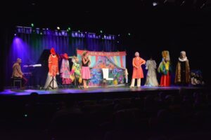 Aktorzy na scenie podczas spektaklu w domu kultury