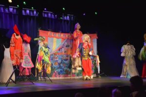 Artyści na scenie podczas spektaklu