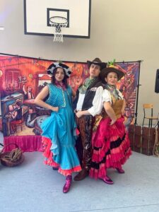 Aktorzy w strojach rodeo